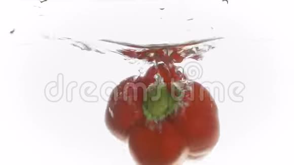 新鲜水溅到红甜椒上分离出白色视频的预览图
