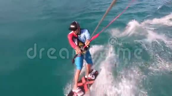 从冲浪者的吊索上看到他的腿在跳跃和弯曲释放视频的预览图