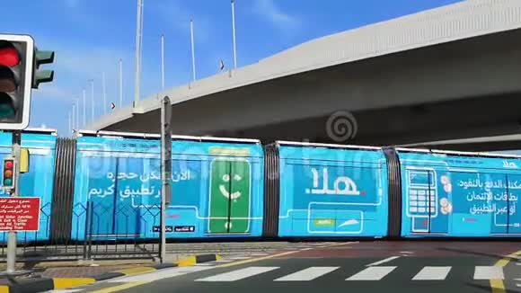 迪拜城现代有轨电车环绕棕榈朱梅里亚和媒体城迪拜交通视频的预览图