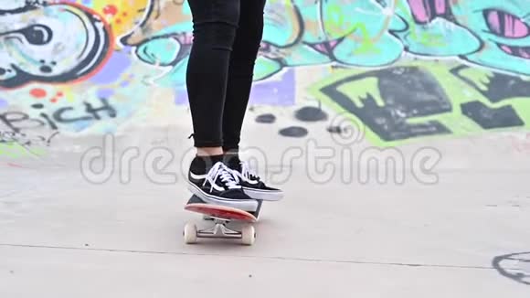 在滑板公园骑滑板的年轻人视频的预览图