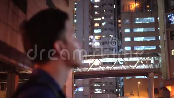 亚洲男子香港晚上看公寓视频的预览图
