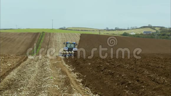 拖拉机耕耘农场栽培英国视频的预览图