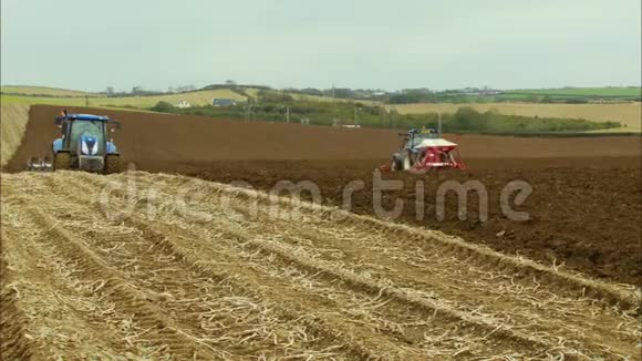 拖拉机犁播种农村农场英国视频的预览图
