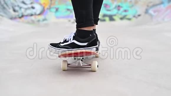 在滑板公园骑滑板的年轻人视频的预览图