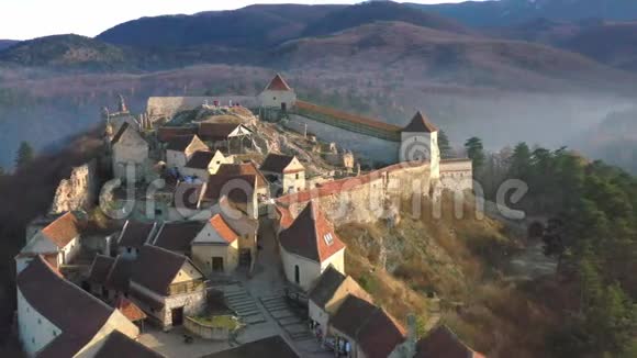 鸟瞰Risnov城堡堡垒老墙遗址罗马尼亚无人机4k视频视频的预览图
