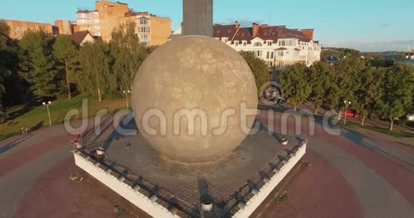 纪念俄罗斯卡卢加600周年纪念碑空中景观视频的预览图