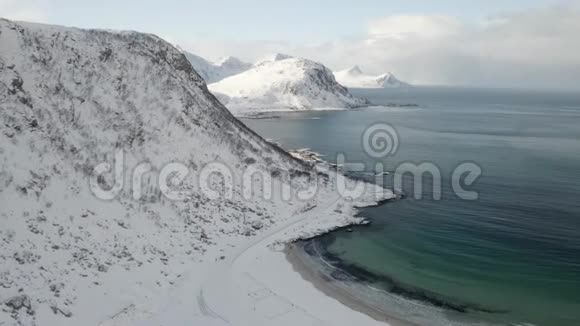 冬季挪威北部洛福滕岛的豪克兰海滩的空中无人机视频雪山在阳光下闪闪发光Usu视频的预览图