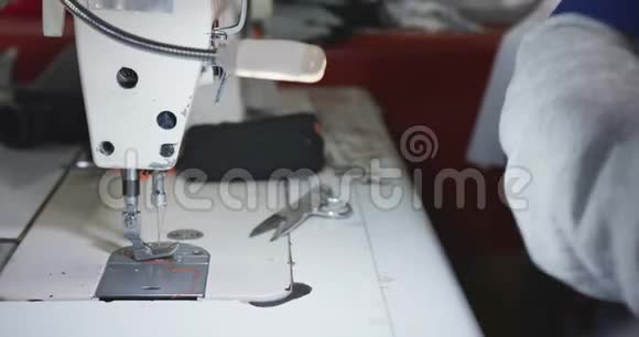 工厂内使用缝纫机的妇女近景视频的预览图