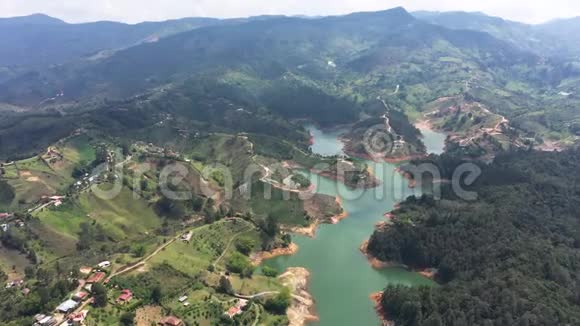 从哥伦比亚的PiedraDelPenol岩俯瞰瓜塔普湖的空中全景景观视频的预览图