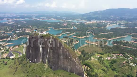 哥伦比亚麦德林盖塔普大型花岗岩岩石的鸟瞰图视频的预览图