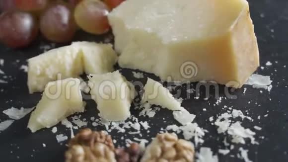 帕尔马干酪或帕米吉亚诺干酪和葡萄视频的预览图