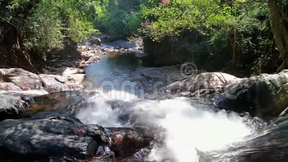 巴拉乌瀑布华欣丛林瀑布视频的预览图