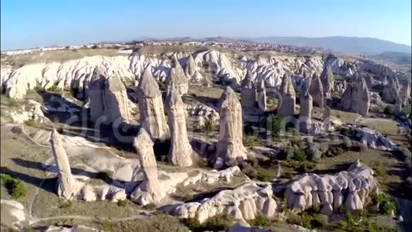 山链山景观中巨大沙石岩峡谷沙漠的空中全景视频的预览图