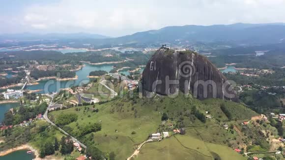 安蒂奥基亚省瓜塔皮德拉德尔彭诺石大黑石的鸟瞰图哥伦比亚旅游景点视频的预览图