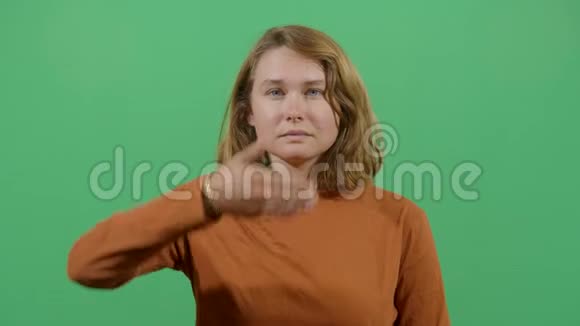 一只手躲起来的女人视频的预览图