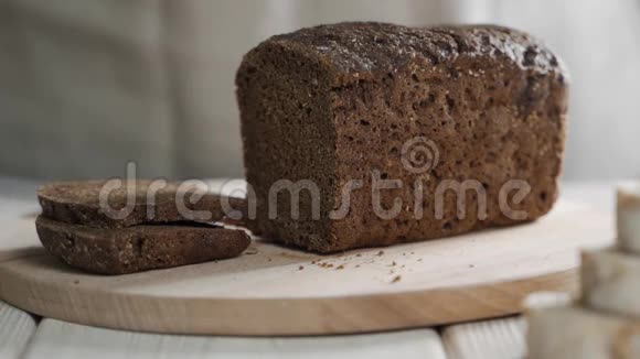 切片棕色面包大镜头烹饪烤面包慢动作视频的预览图