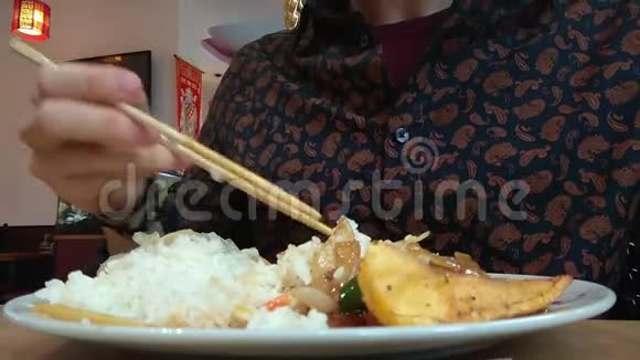 在亚洲餐厅吃饭手拿筷子细节衬衫低角度氛围视频的预览图