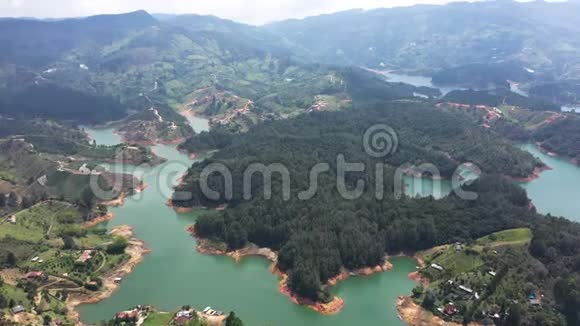 从哥伦比亚的瓜塔普岩俯瞰瓜塔普湖的空中全景景观视频的预览图