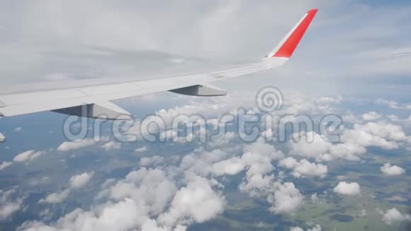 飞机飞行空中飞行的飞机的翼从平面的窗口查看视频的预览图