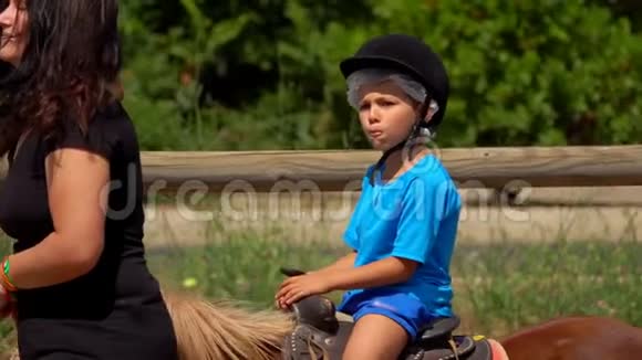 小男孩骑着小马玩视频的预览图