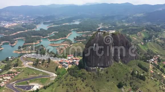 哥伦比亚麦德林盖塔普大型花岗岩岩石的鸟瞰图视频的预览图