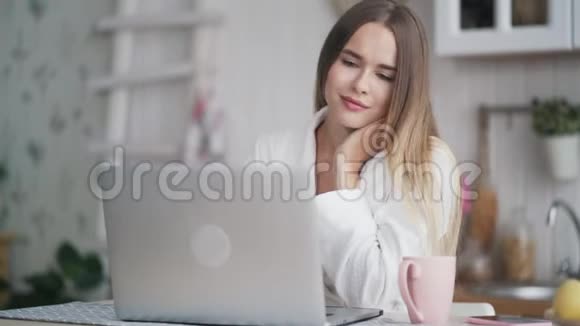 年轻女子在家用笔记本电脑工作看电脑屏幕视频的预览图
