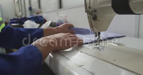 工人切割缝纫机螺纹视频的预览图