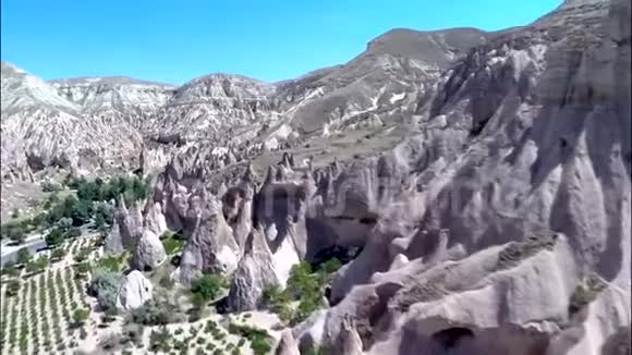 山链山上巨大的沙石岩峡谷沙漠上不可思议的空中全景视频的预览图
