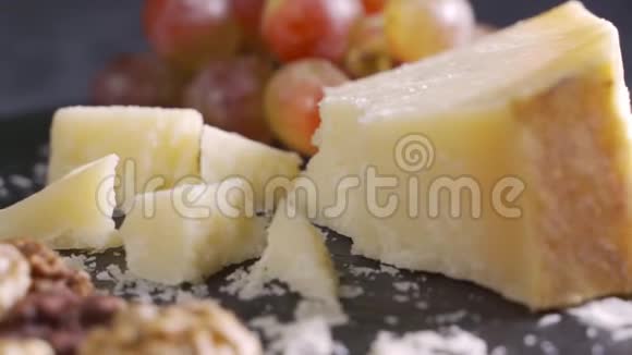美食帕尔马干酪是在一个黑石盘与核桃和葡萄视频的预览图