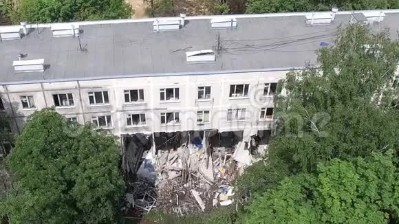 拆除期间公寓楼倒塌鸟瞰视频的预览图