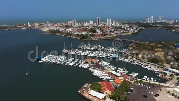 从卡塔赫纳湾的游艇俱乐部俯瞰古老城市的壮丽景色摄像机从右向左移动视频的预览图