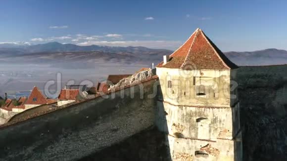 鸟瞰Risnov城堡堡垒老墙遗址罗马尼亚无人机4k视频视频的预览图