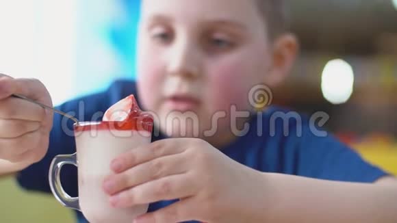 吃甜点的男孩视频的预览图