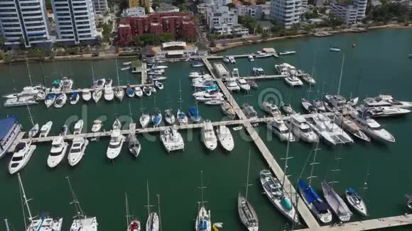 在哥伦比亚卡塔赫纳海湾的游艇俱乐部的鸟瞰图视频的预览图