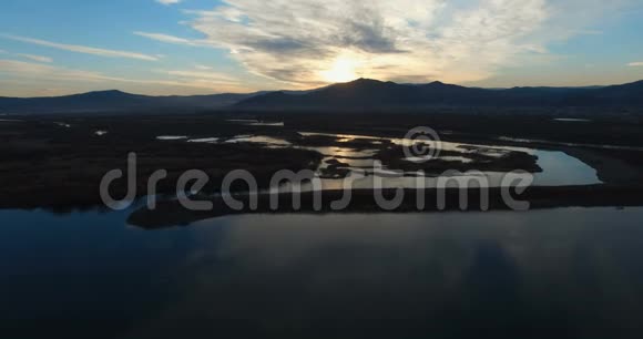 美丽的黎明反映在河里视频的预览图