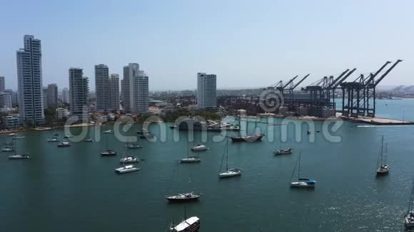 哥伦比亚卡塔赫纳一个货运港口的空中景观视频的预览图