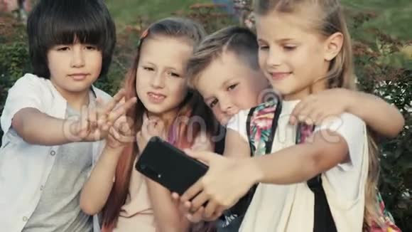 最好的友谊概念朋友孩子自拍和手势相机视频的预览图