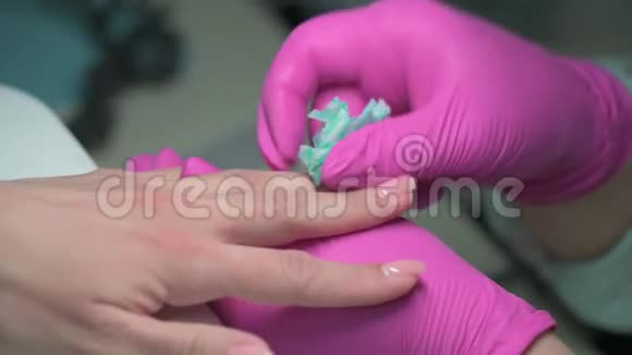 修指甲美容师用纸巾擦拭客户指甲视频的预览图