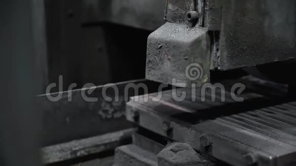 工业加工金属砂轮机有火花视频的预览图