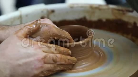 陶工做粘土制品的培训和制作视频的预览图