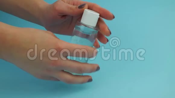 用无水醇基洗手液消毒凝胶清洁双手拿着一个瓶子用手擦倒液体视频的预览图
