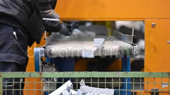 操作员在工厂传送带工作工业制造过程金属冲压件生产线金属视频的预览图