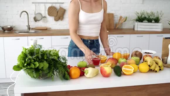 厨房里的女孩喝新鲜果汁视频的预览图