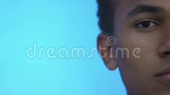 半脸的悲伤非裔美国少年看镜头文字模板视频的预览图