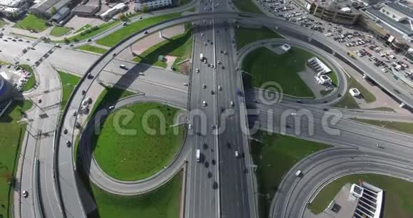 无限立交桥上的交通鸟瞰图视频的预览图