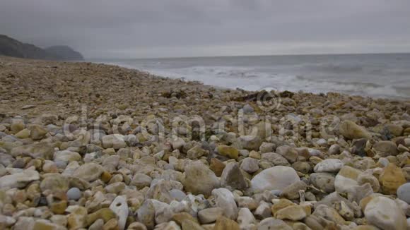 岩石海滩有不同大小的石头和卵石视频的预览图