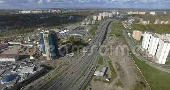 宽阔的公路和住宅区的城市边缘鸟瞰图视频的预览图