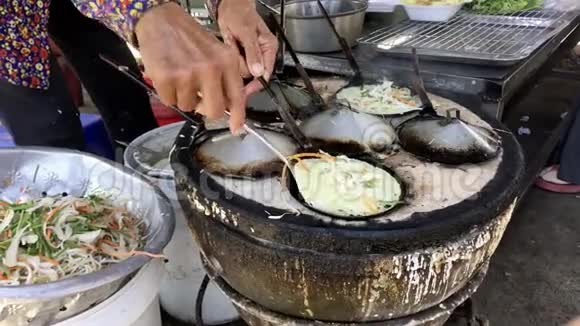 老越南女人做传统的小煎饼视频的预览图
