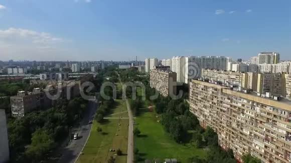 有住宅区和绿色公园的莫斯科夏季空中景观视频的预览图