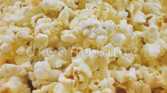 爆米花旋转特写空中炸玉米小吃提供在电影院娱乐爆米花背景爆米花视频的预览图